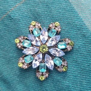 Vintage unsigned Starburst Blue/ green crystal brooch